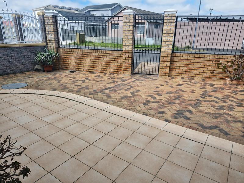 6 Bedroom Property for Sale in Cravenby Western Cape